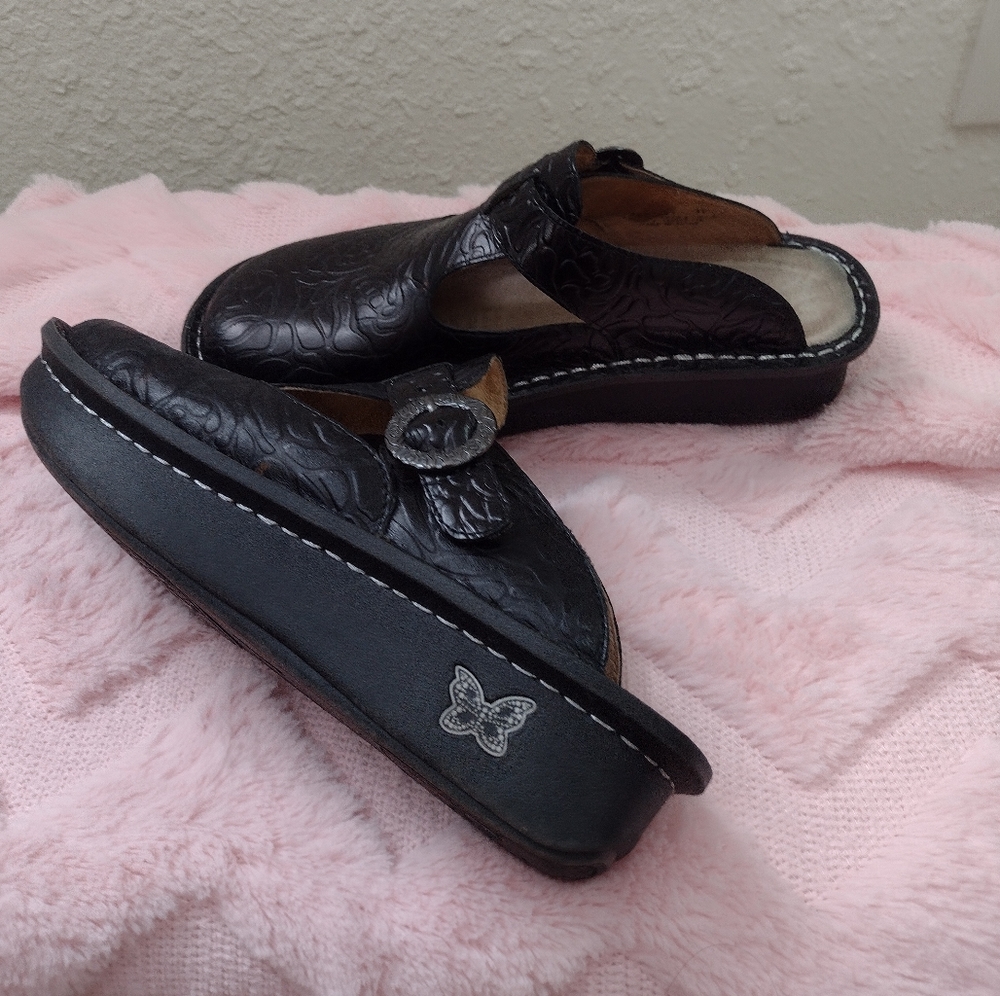Shoes - Picture 2 of 4